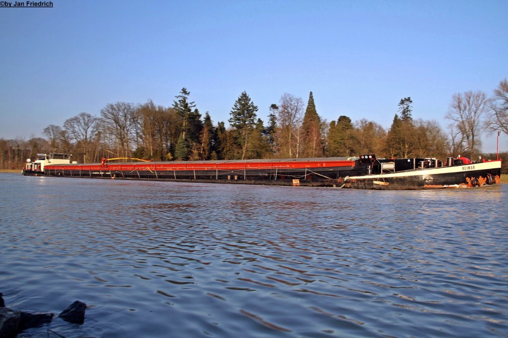 Name: Reimar
gemeldet in: Haren a/d Ems
Nationalitt: Deutsch
Europanummer: 04401530
Lnge: 80m
Breite: 8,2m
Tiefgang: 2,12m
Tonnage: 1127t
Maschinenleistung: 600 PS
Maschinen-Hersteller: MAN
Baujahr: 1954
Erbaut in: Deutschland
Bauwerft: bei der Bayerischen Schiffswerft Erlenbach

Aufgenommen in Birgte zu Berg. (DEK km 101,35)
