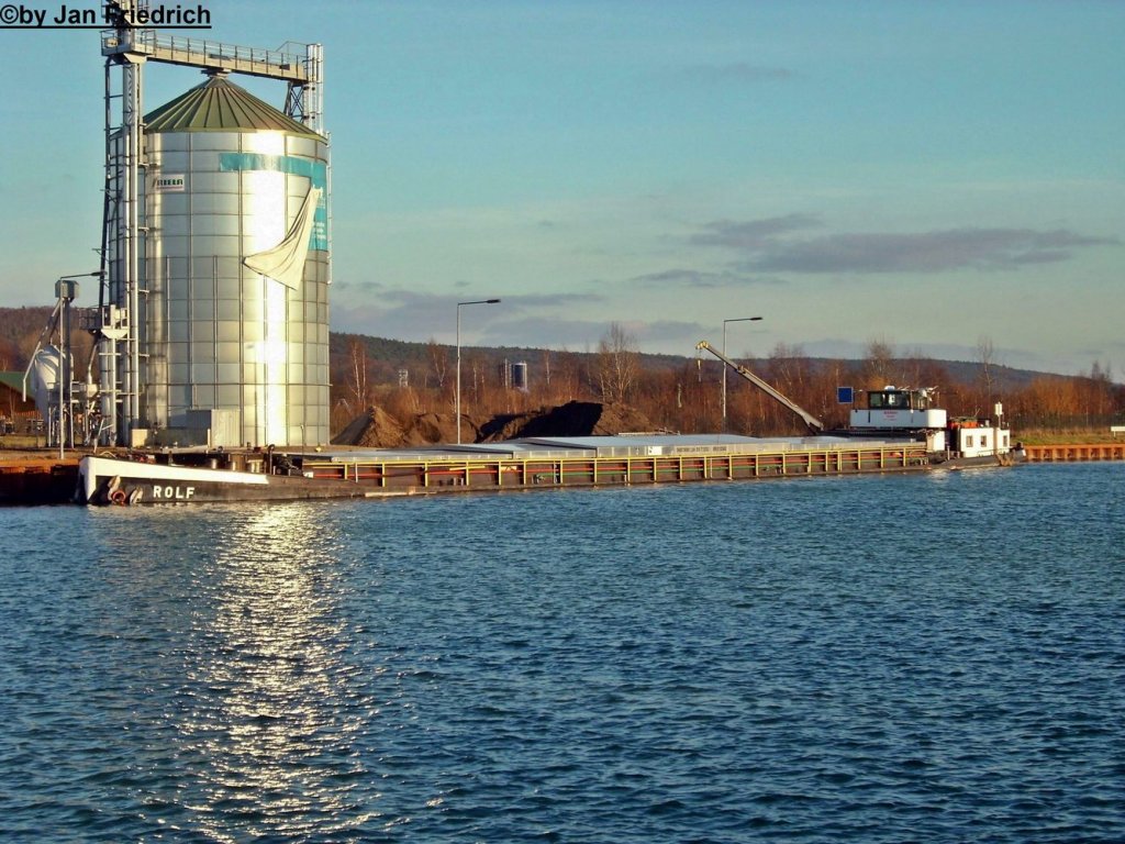 Name: Rolf
gemeldet in: Berlin
Nationalitt: 
EuNr.: 04003690
Lnge: 84m
Breite: 9m
Tiefgang: 2,53 m
Tonnage: 1203 t
Leistung: 600 PS
Motor: MAN

Aufgenommen im Hafen Riesenbeck (DEK Km 105,1)