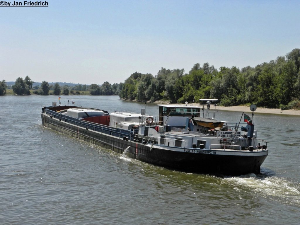 Name: Rubiships III
gemeldet in: 
Nationalitt: Bulgarisch
EuNr.: 06001882
Lnge: 80m
Breite: 9,5m
Tonnage: 1255t
Maschinenleistung: 2 x 300 kW
Maschinen-Hersteller: Deutz
Baujahr: 1940
Werft: Slikkerveer

Aufgenommen auf Donau Km 2304,7 des is da zwischen Winzer und Hofkirchen aber ich habe keine Ahnung wie der Ort da heit...