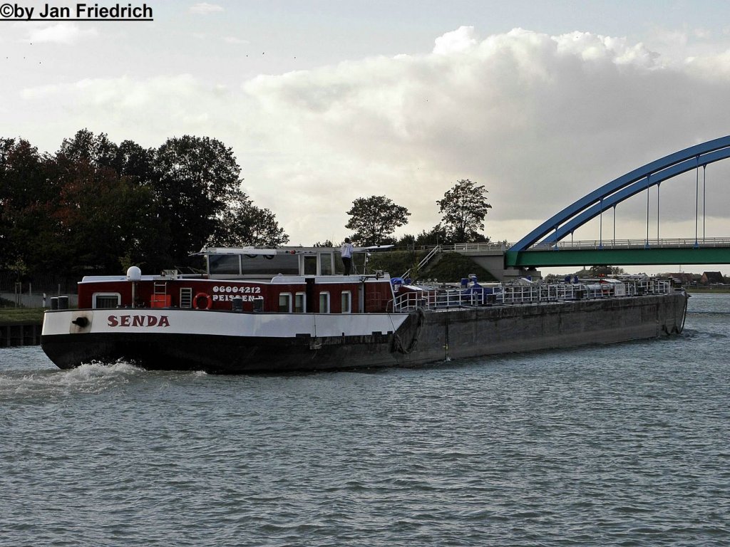 Name: Senda 
ex. Name: Emile 
gemeldet in: Peissen 
Nationalitt: Deutsch
Europanummer: 06004212
Lnge: 85m
Breite: 9,64m
Tiefgang: 2,8m
Tonnage: 1374t
Maschinenleistung: 1278 PS
Maschinen-Hersteller: Mitsubishi
Baujahr: 2006
Erbaut in: Tschechien
Bauwerft: Lodenice Podnik, Melnik
Fertig gestellt in: Bijlsma , Lemmer (Niederlande)

Aufgenommen in Birgte (DEK Km 102,4)