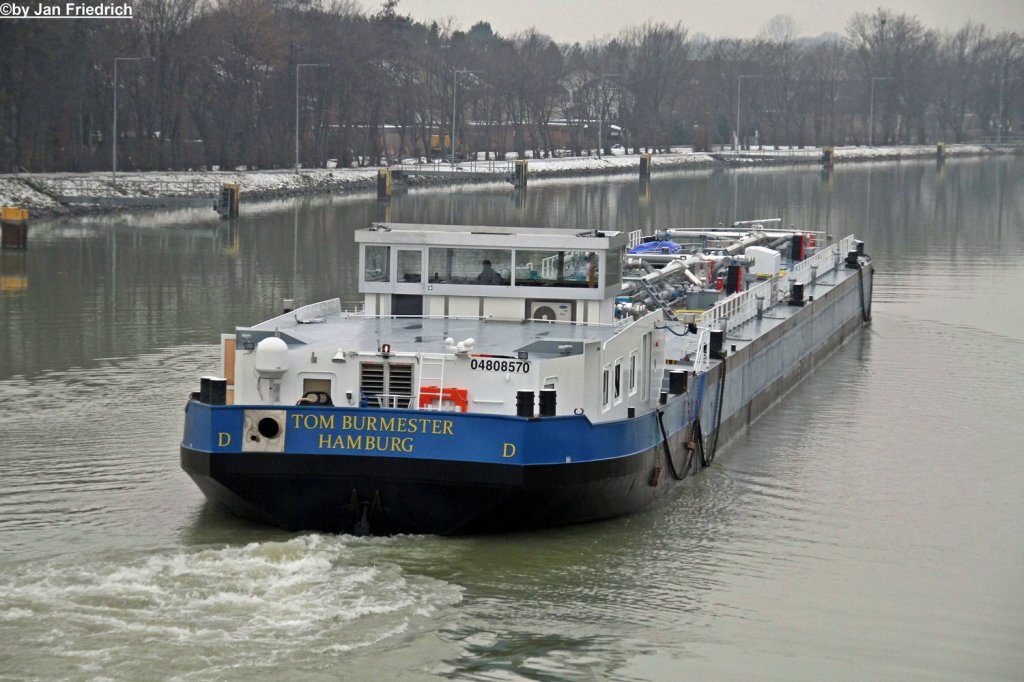 Name: Tom Burmester
gemeldet in: Hamburg
Nationalitt: Deutsch
Europanummer: 04808570
Lnge: 84,72m
Breite: 9,5m
Tiefgang: 3,1m
Tonnage: 1613t
Baujahr: 2010
Erbaut in: Niederlande
Bauwerft: Groningen Shipyard

Aufgenommen in Bevergern(DEK Km 108,7)