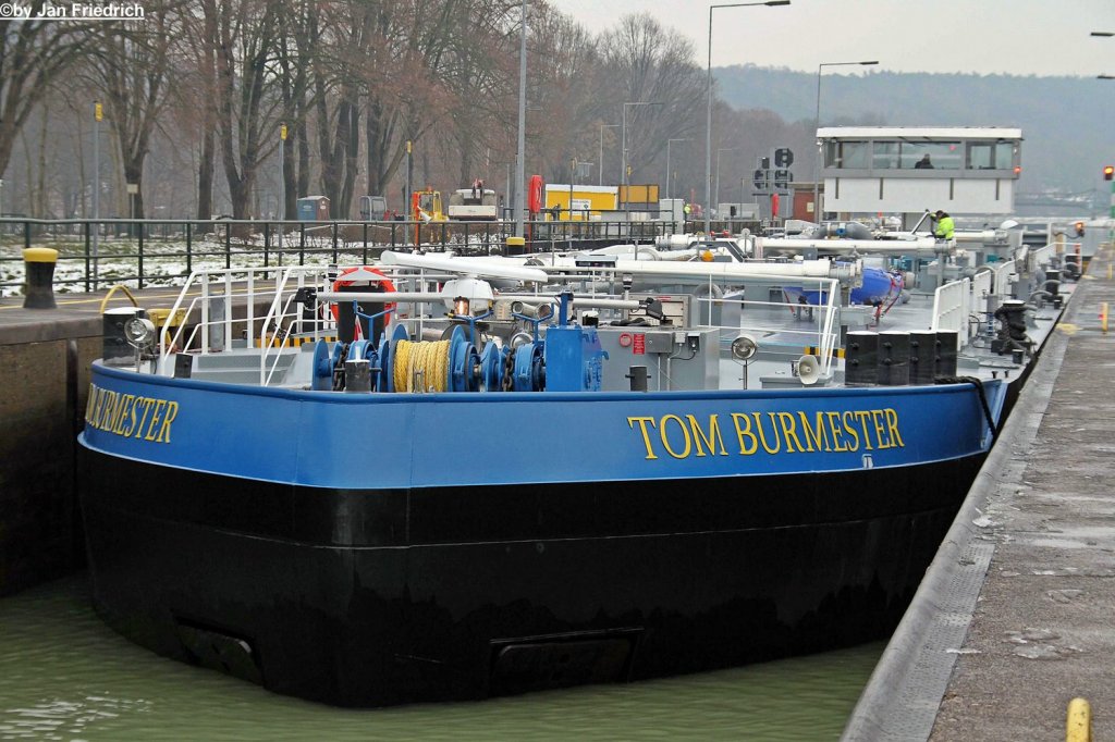 Name: Tom Burmester
gemeldet in: Hamburg
Nationalitt: Deutsch
Europanummer: 04808570
Lnge: 84,72m
Breite: 9,5m
Tiefgang: 3,1m
Tonnage: 1613t
Baujahr: 2010
Erbaut in: Niederlande
Bauwerft: Groningen Shipyard

Aufgenommen in der Bevergerner Schleuse (DEK Km 108,58)