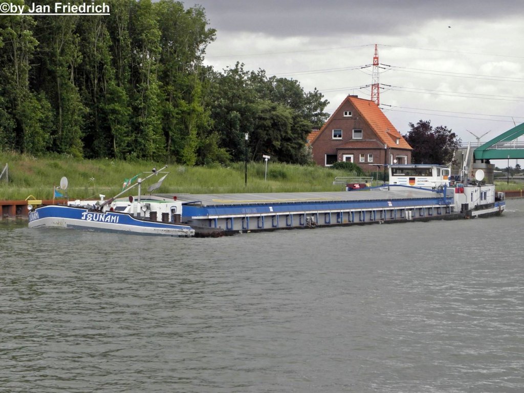 Name: Tsunami
ex. Name: Oranienburg - Anna
gemeldet in: Minden
Nationalitt: Deutschland
Europanummer: 4031110
Lnge: 67m
Breite: 8,2m
Tiefgang: 2,53m
Tonnage: 925t
Maschinenleistung: 429 PS
Maschinen-Hersteller: SKL - 8 NVD 36A
Baujahr: 1964
Erbaut in: Boizenburg DDR
Bauwerft: VEB Elbe Werft Boizenburg - DDR

Aufgenommen in Riesenbeck (DEK Km 105,3)