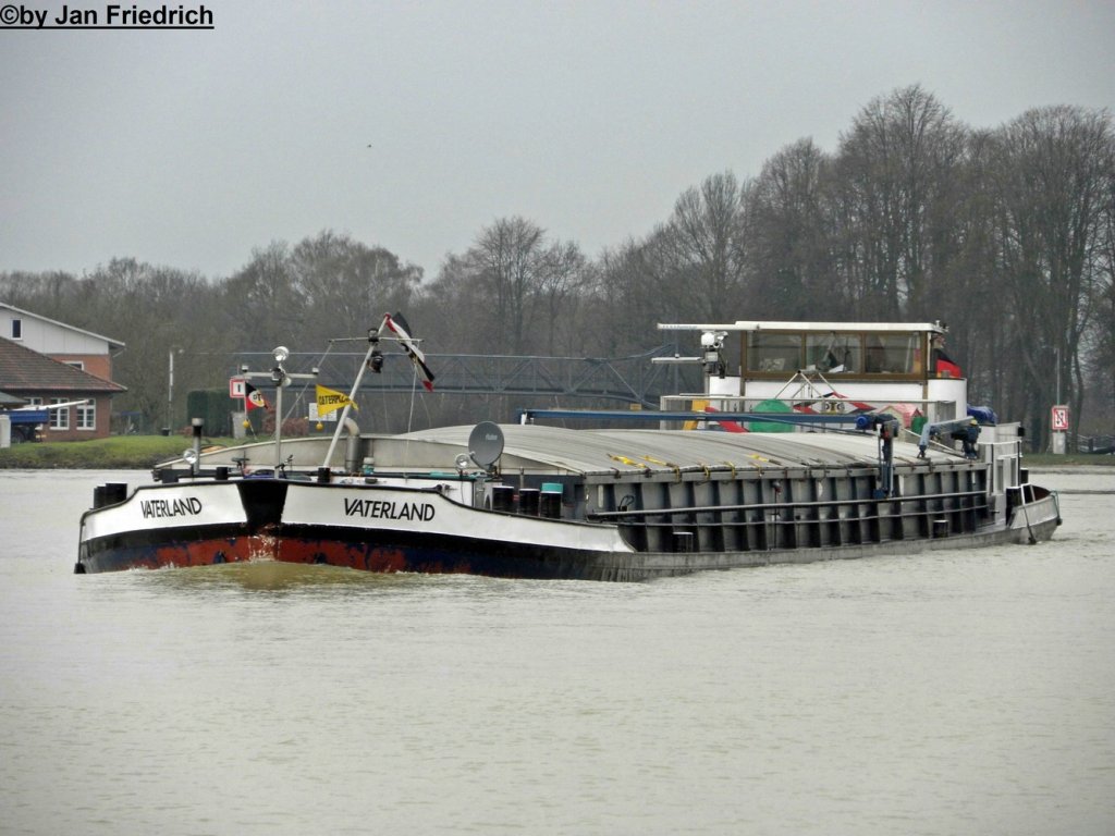 Name: Vaterland
gemeldet in: Lbeck
Nationalitt: Deutsch
EuNr.: 4007010
Lnge: 80m
Breite: 8,2m.
Tonnage: 1104t
Tiefgang: 2,48m
Baujahr: 1954
Bauwerft: Bsching & Rosemeyer, Uffeln (Deutschland)
Motor: 560PS Cat

Aufgenommen in Bergeshvede (DEK Km 108,16)