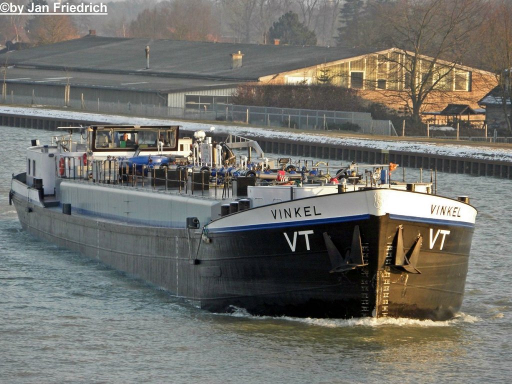 Name: Vinkel
gemeldet in: Rotterdamm
Nationalitt: Niederlndisch
EuNr.: 02204036
Lnge: 75,38m
Breite: 8,2m
Tiefgang: 2,62m
Tonnage: 1017t
Maschine: 973 PS, Caterpillar
Baujahr: 1965
Bauwerft: Sander in Delfzijl (Niederlande)


Aufgenommen in Riesenbeck (DEK Km 105,1)