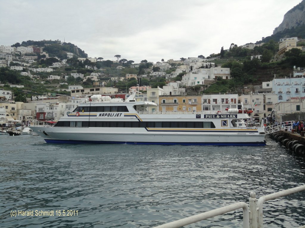 NAPOLI JET  IMO 9048873 am 15.5.2011 im Hafen von Capri, Italien -
Fhre / BRT 367 / La 41,6m, B 7,8m, Tg. 1,1m /  MTU-Diesel, 2.520 kW / 1991 bei Marineteknik, sthammar, Norwegen /
