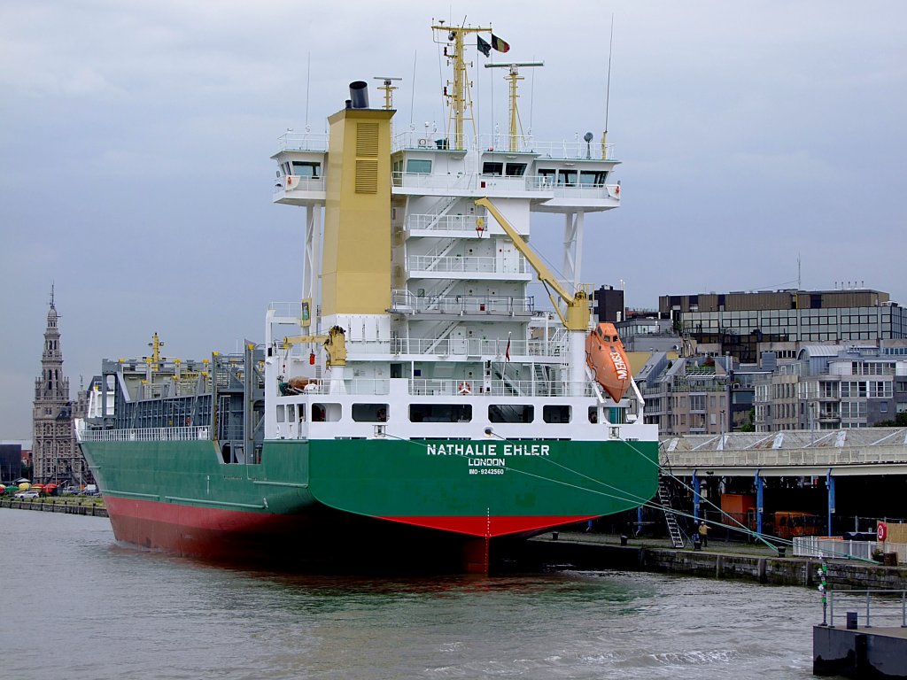 Nathalie Ehler(IMO-9242560; L=134; B=22mtr; 8400kW; Bj.2002; 868TEU)ist in Antwerpen festgemacht; 110830