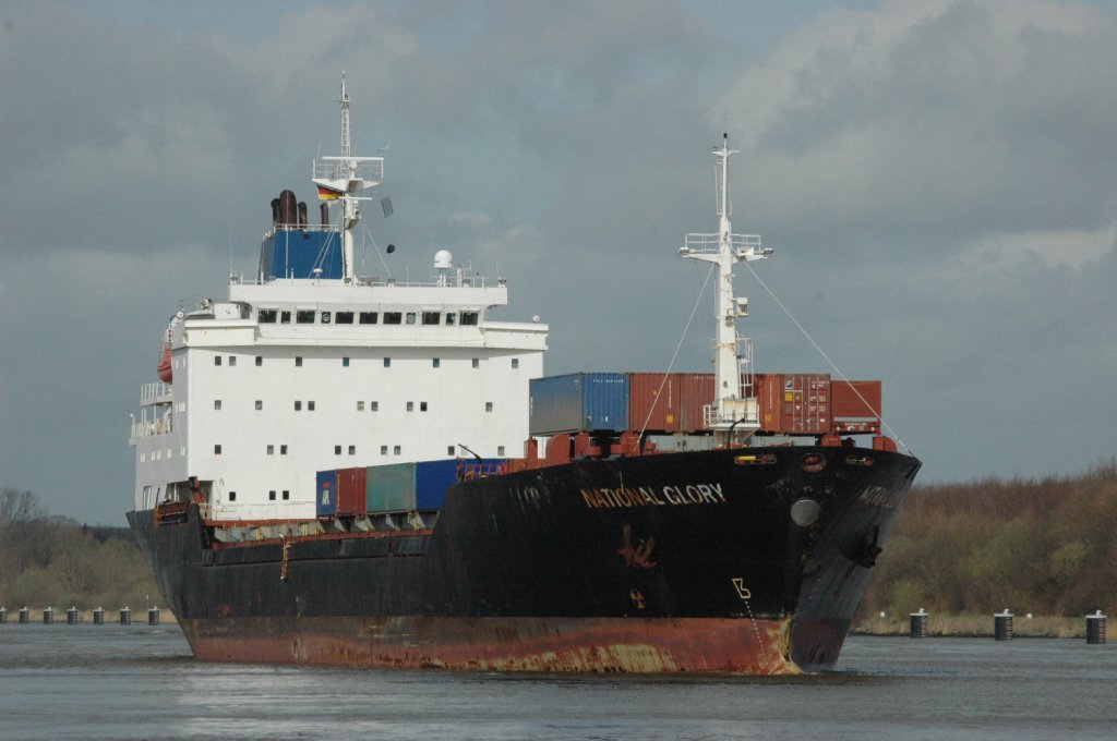 National Glory ein Frachtschiff IMO:8302246, Heimathafen Wilmington, auf dem NOK am 07.04.2011 bei Hochdonn.