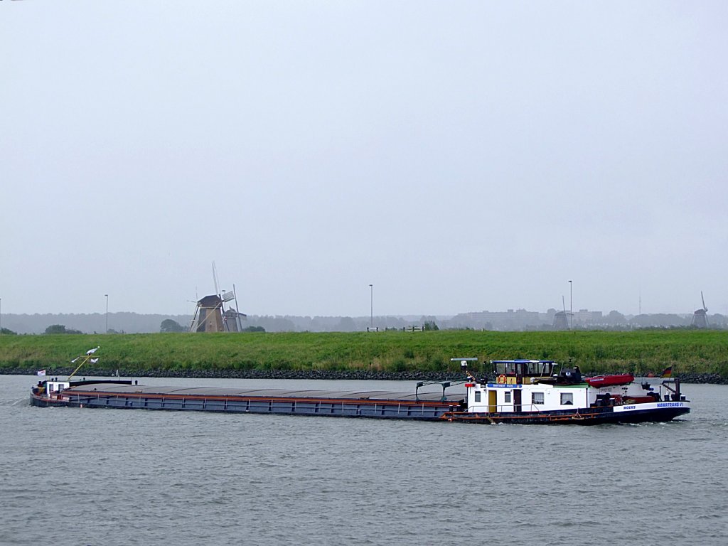 NAVATRANS VI(04401160; L=80; B=9,5m; 1302t; Bj.1921)passiert bei strmenden Regen Kinderdijk; 110828