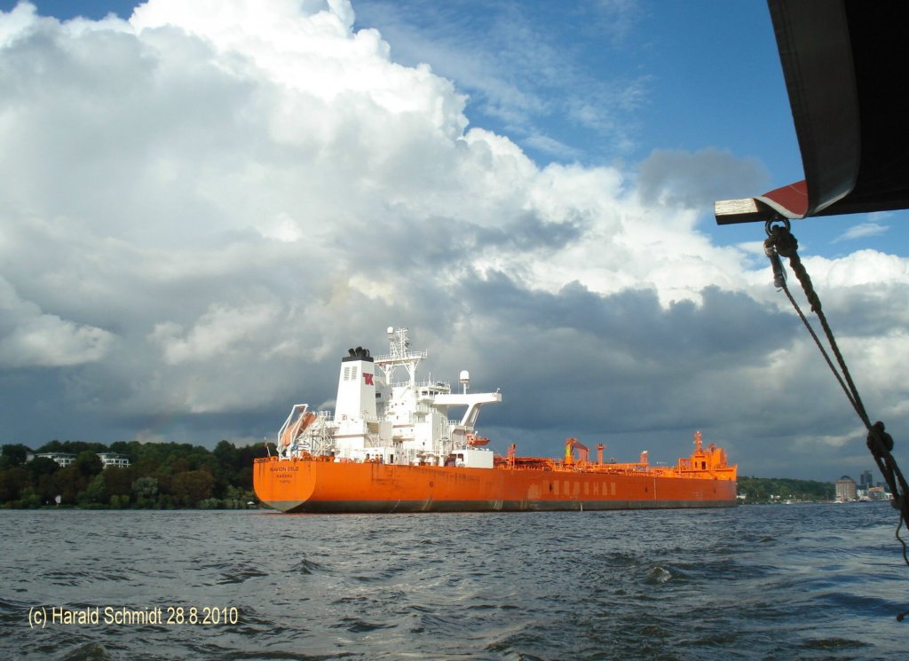 NAVION OSLO  IMO 9209130 am 28.8.2010, einlaufend Hamburg, vor velgnne /
Tanker / Flagge: Bahamas  / Bauj. 2001 / La.237m, B.42m, Tg.15,1m / 
