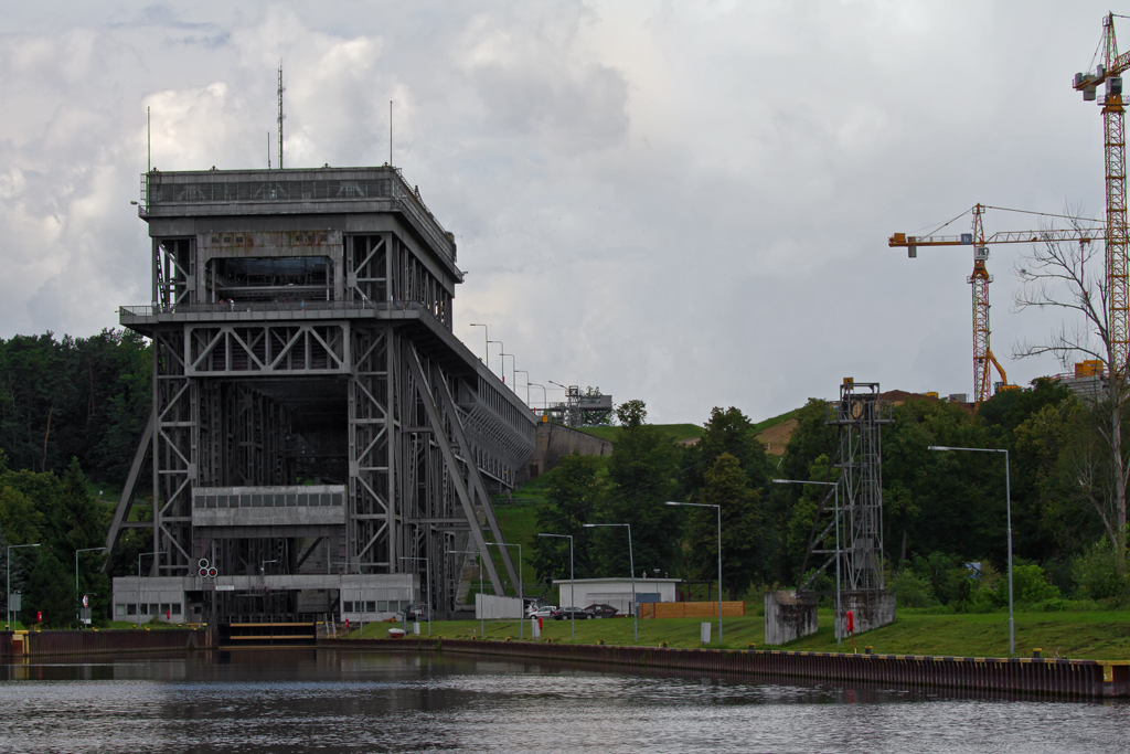 Neben dem Schiffshebewerk Niederfinow, erbaut von 1927-1934, sind Kräne fürs neue Schiffshebewerk bei der Arbeit. - 12.07.2012
