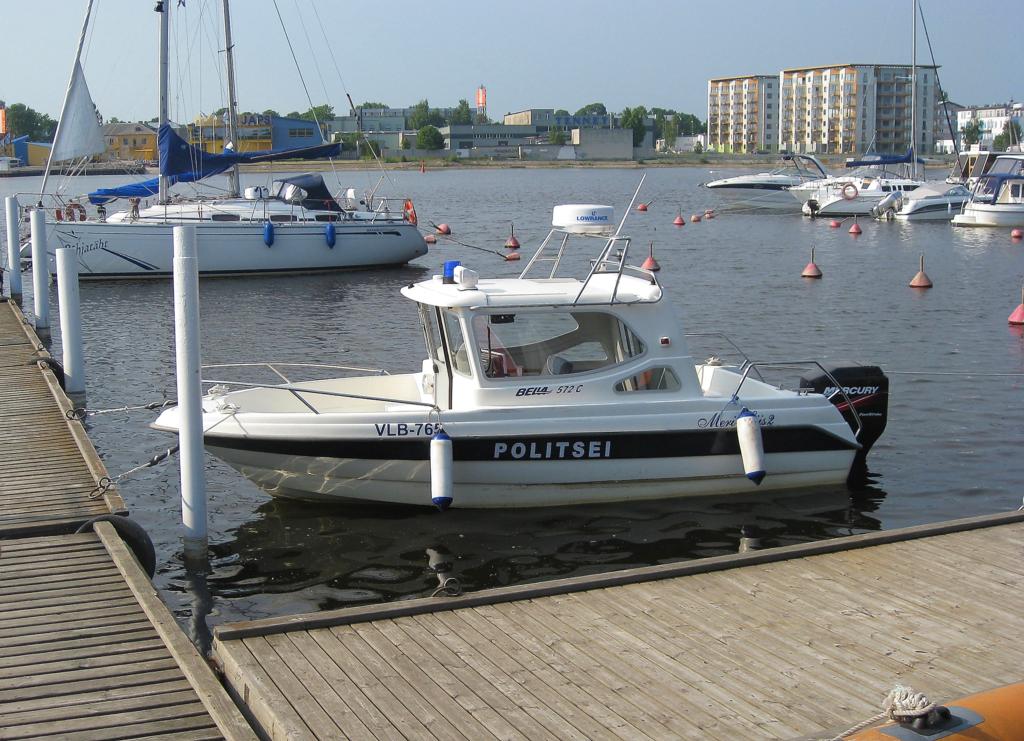 Nein - kein Juxboot.
Hier handelt es sich um ein echtes Polizeiboot mit Blaulicht.
In Estland schreibt es sich aber POLITSEI !
Das Boot mit der Registriernummer VLB-765 liegt hier am Steg in 
Kuressaare auf der Insel Saaremaa.