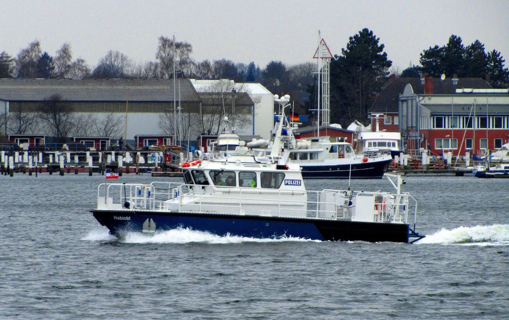 Neues Wasserschutzpolizeiboot  HABICHT  auf Kontrollfahrt durch den Lbeck-Travemnder Hafen...  Aufgenommen am 20.3.2012