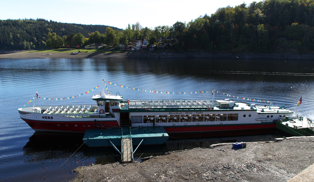 Nicht die MS  Franziska  sondern die MS  Gera  ist eines der Fahrgastschiffe auf der Bleiloch Talsperre in Thringen.

Die Gera ist runde 40 Meter lang und 6 Meter breit.

Von April bis Oktober findet der  Regelbetrieb  statt. Am meisten los ist wohl Mitte August, da findet das Pop- und Rockfestival  Sonne, Mond und Sterne  an der Bleiloch Talsperre statt.

Saalburg 08.10.2012