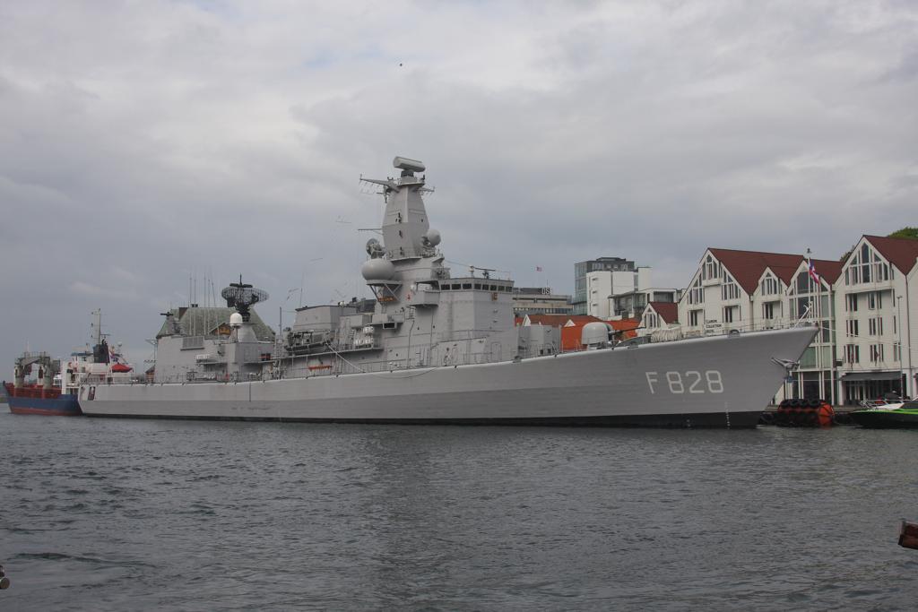 Niederlndische Fregatte Van Speijk
im Hafen Stavanger / Norwegen am 9.6.2012