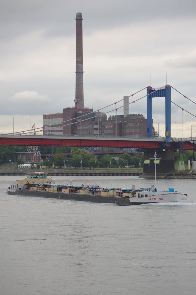 Niederrhein Duisburg-Ruhrort mit Kohlekraftwerk. TMS Harmonie: Oktober 2010