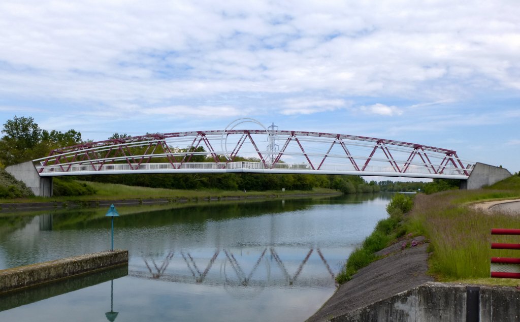 Niffer, Brcke ber den Rhein-Rhone-Kanal, dieser Stichkanal von Niffer bis Mhlhausen (Mulhouse) ist fr die Groschiffahrt ausgebaut, Mai 2013