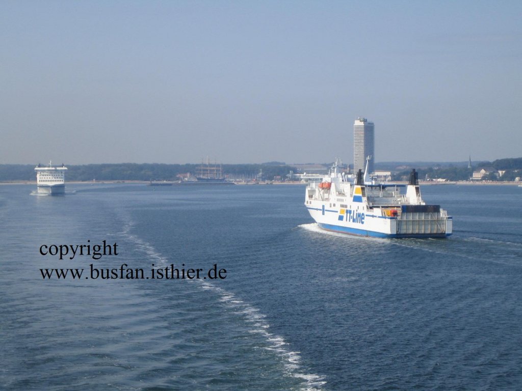 Nils Dacke auf dem weg in Travemünde anzulegen,im gegenzug verlässt Peter Pan den Hafen von Travemünde und macht sich auf dem weg nach Trelleborg.