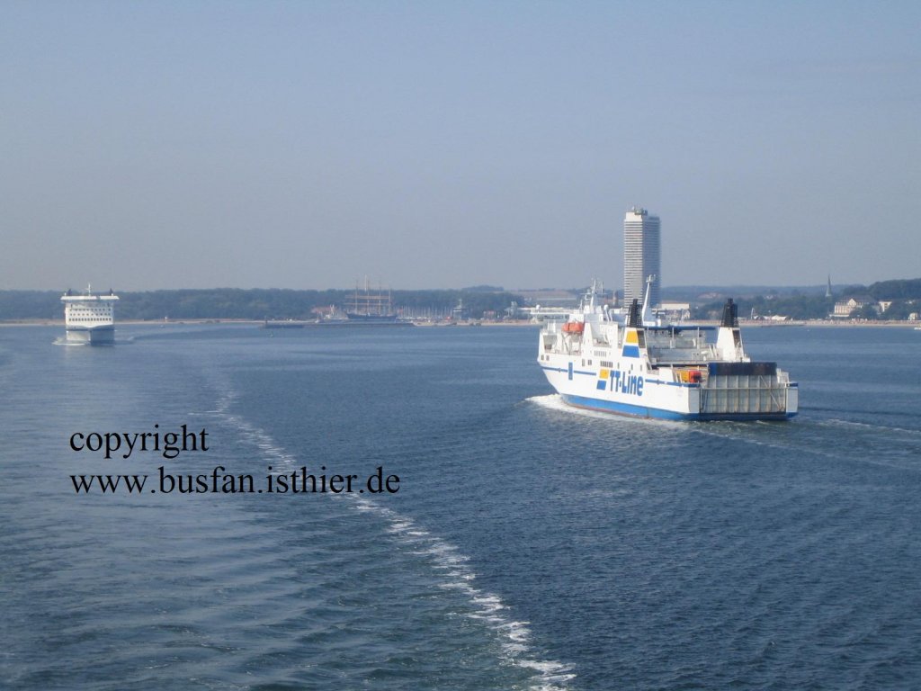 Nils Dacke auf dem weg in Travemnde anzulegen,im gegenzug verlsst Peter Pan den Hafen von Travemnde und macht sich auf dem weg nach Trelleborg.