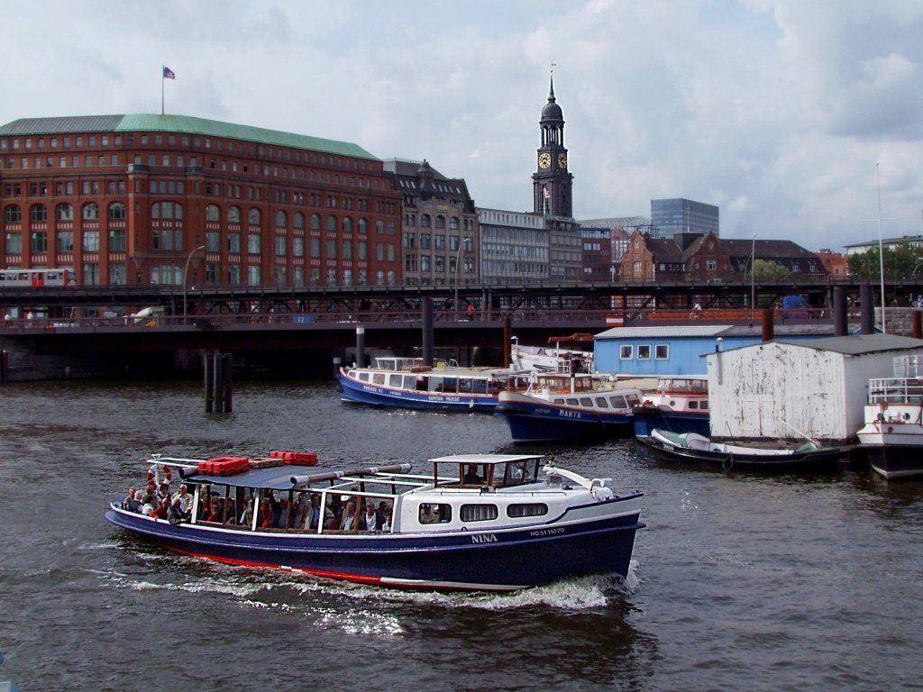 NINA-H5111070 shippert voll ausgelastet im Bereich der Hamburger Speicherstadt;090902