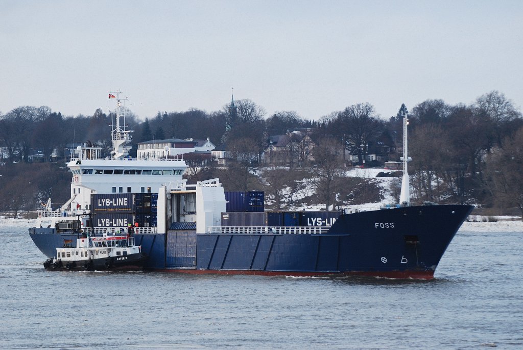 Nochmals die Foss IMO-Nummer:8713653 Flagge:Norwegen Lnge:101.0m Breite:17.0m Baujahr:1989 Bauwerft:Titovo Shipyard,Kraljevica Kroatien siehe auch Foto ID 15425 hier auf der hhe Rschpark Finkenwerder mit Lotsenboot Lotse 2 am 20.02.10