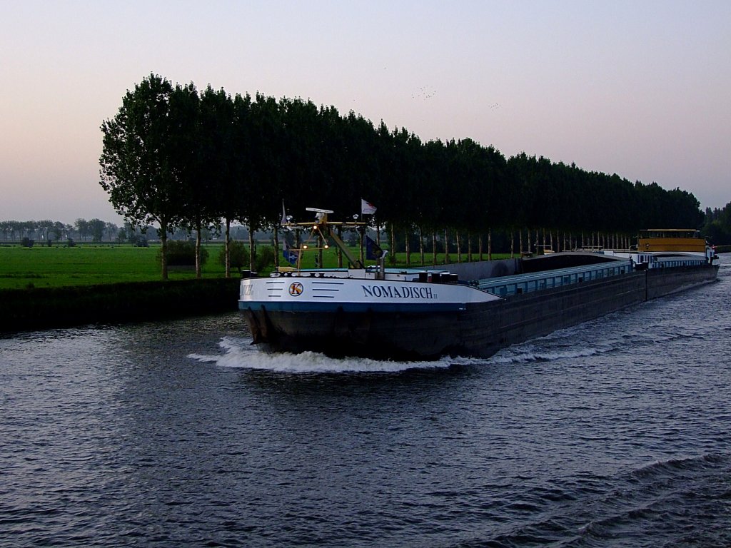 NOMADISCH II(2323636; L=79; B=11,5mtr.; 2434t; Baujahr 1998) ist zeitig in der Frh am Amsterdam-Rijnkanaal bei Utrecht auf Ladungssuche; 110905