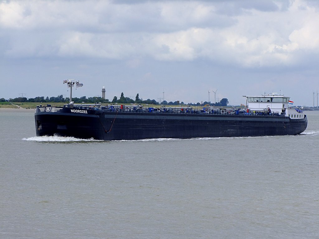 NOORDZEE(ENI:06105187; L=130; B=11,5; 2x1014PS; Bj.2010)ist auf der Westerschelde Richtung Antwerpen unterwegs;110830