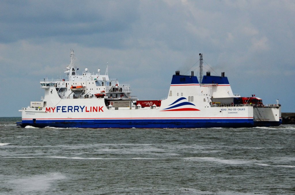 Nord Pas-De-Calais, ein Fhrschiff von MY Ferry Link, Heimathafen Dunkerque, hier im Hafen von Calais am 23.05.2013. Technische Daten: Baujahr 1987, lang 160 Meter, breit  23 Meter, 21,5 Knoten und kann bis zu 85 Lastwagen transportieren,..