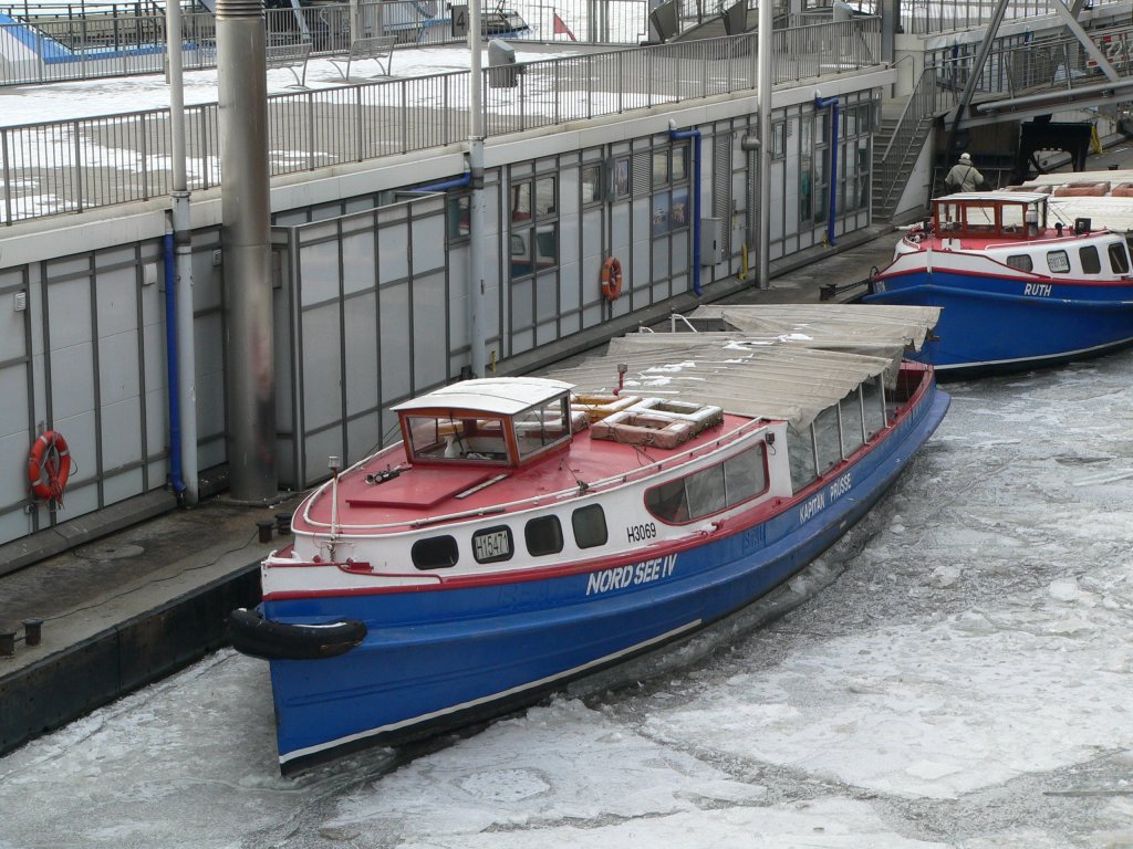 Nordsee IV von Kapitn Prsse liegt derzeit eingefroren in der Elbe. Dieses Schiff ist bereits ber 80 Jahre alt. 10.2.2012