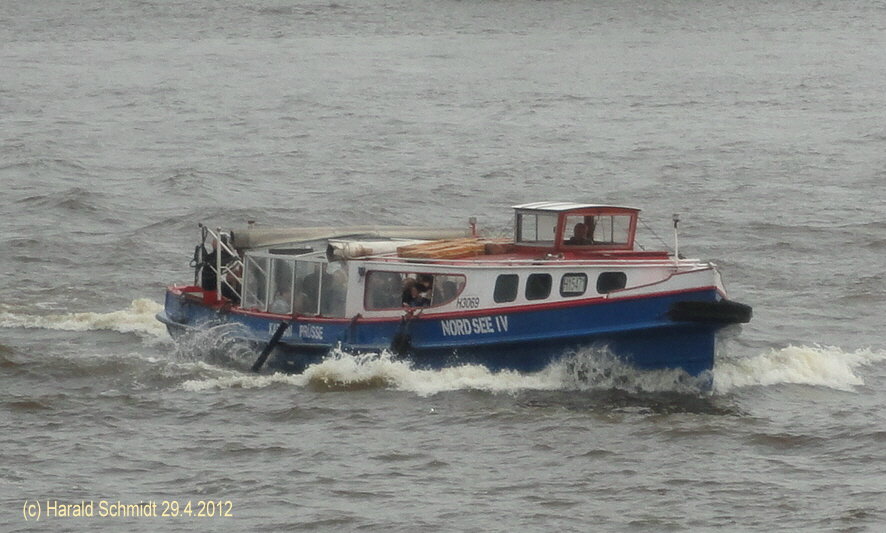 NORDSEE IV  (Reg.-Nr. H 15471) am 29.4.2012, Hamburg, Hhe Hafencity (Cruise Center)
Barkasse / La 18,0 m, B 4,67 m, Tg 1,32 m / 230 PS / 89 Fahrgste / 1930 bei Blohm & Voss, Hamburg

