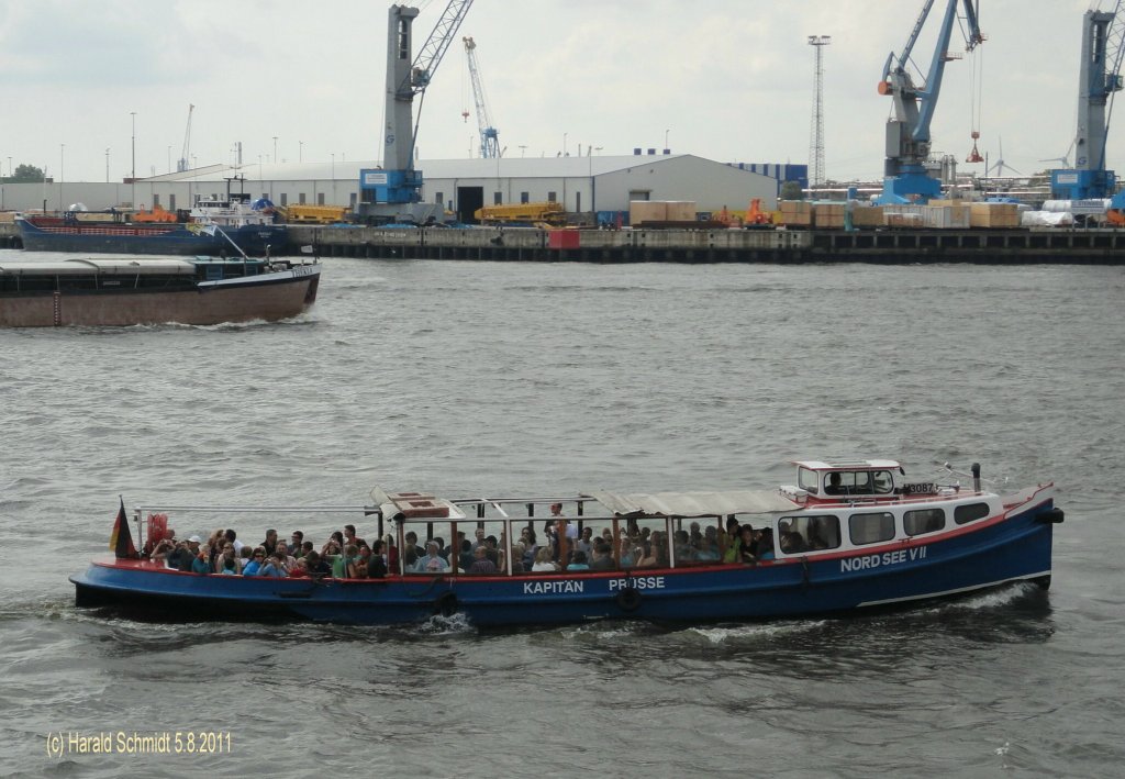 Nordsee VII (ENI 05105140) am 5.8.2011, Hamburg, Elbe Hhe Binnenhafen / 
Barkasse / Kapitn Prsse / La 15,65 m / 58 Pass. / Baujahr 1924

