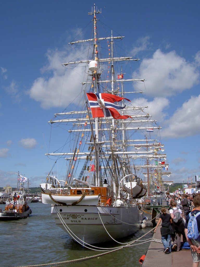 Norwegischer Dreimaster Christian Radich, Segelschulschiff, Baujahr 1937,
Lnge 72,5 M, Breite 9,8 M, Tiefgang 4.9 M, Heimathafen Oslo, 
aufgenommen bei der Armada in Rouen 2008 (06.07.2008)