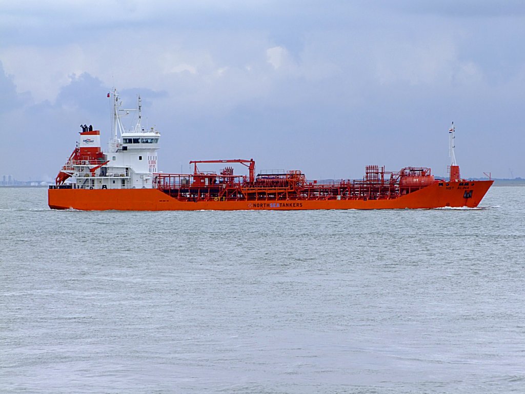 NST-ALINA(IMO:9164108; L=99; B=14m; DWT5060t; Bj.2001)begibt sich bei Vlissingen in die rauhe Nordsee; 110830