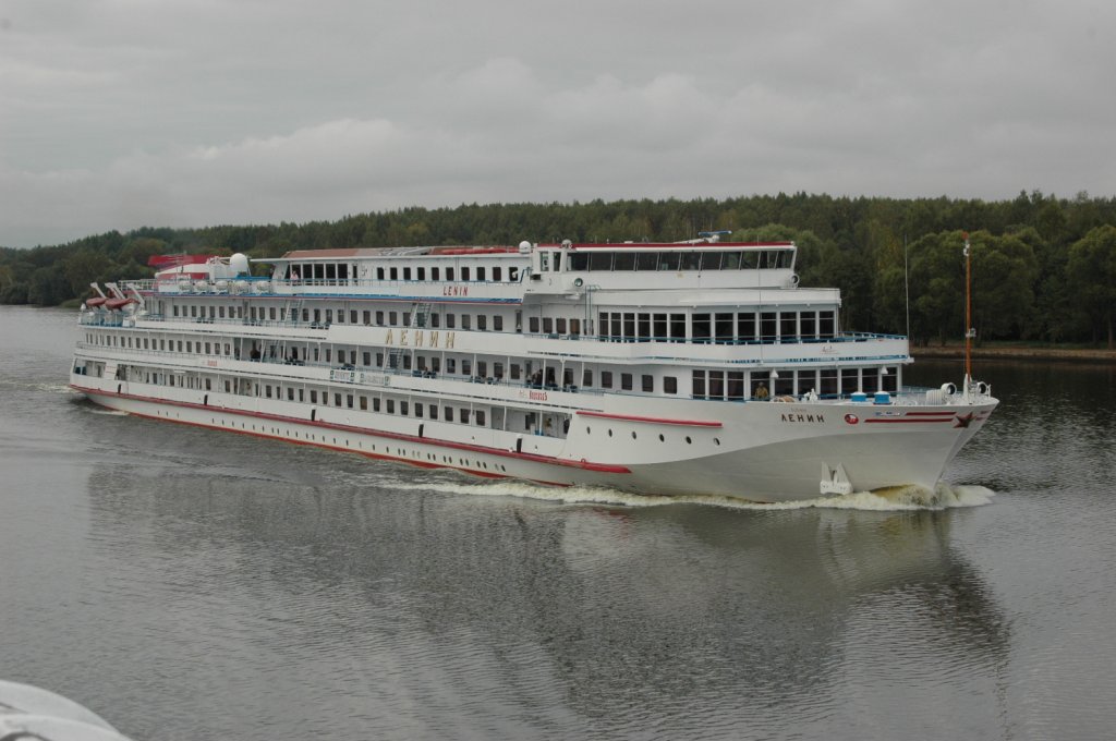 Nun werden wir auch noch von der MS Lenin auf der Wolga bei Rybinsk / Russland am 14.09.2010 berholt.