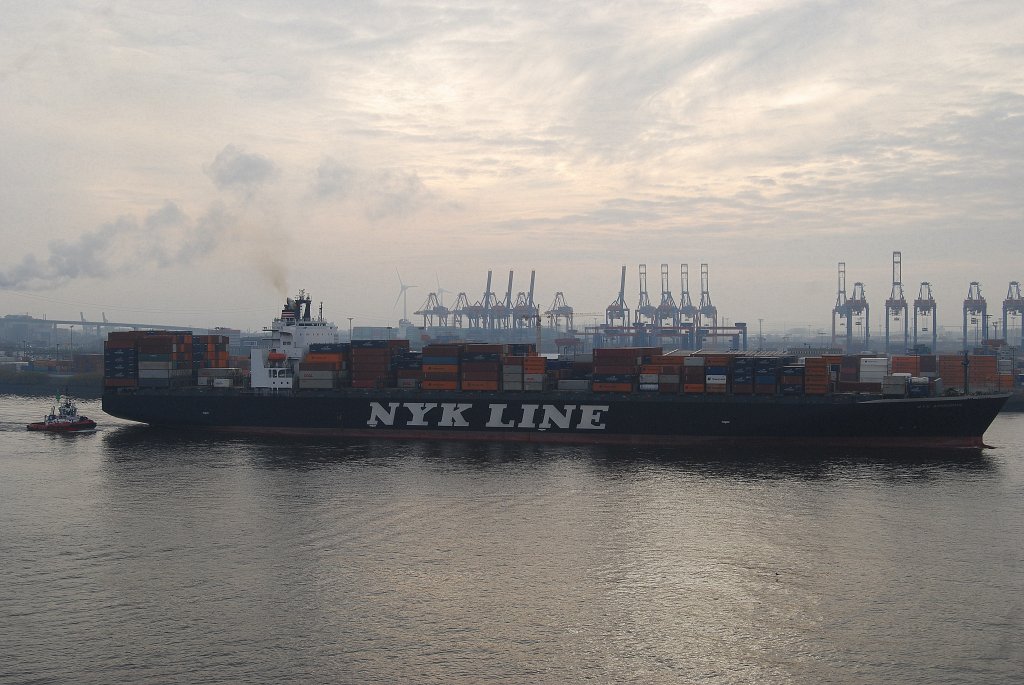 NYK Aphrodite verlsst den Hamburger Hafen aufgenommen vom Dockland Gebude am 08.11.09