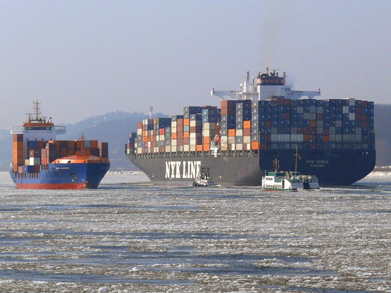 NYK VENUS, Flagge: Panama, IMO: 9312793; L: 338m B: 45m, ein Ausflugsschiff, ein Lotsenboot und die JORK RANGER (141m x 22m) auf der Elbe vor Hamburg-Blankenese, 16.02.2010
