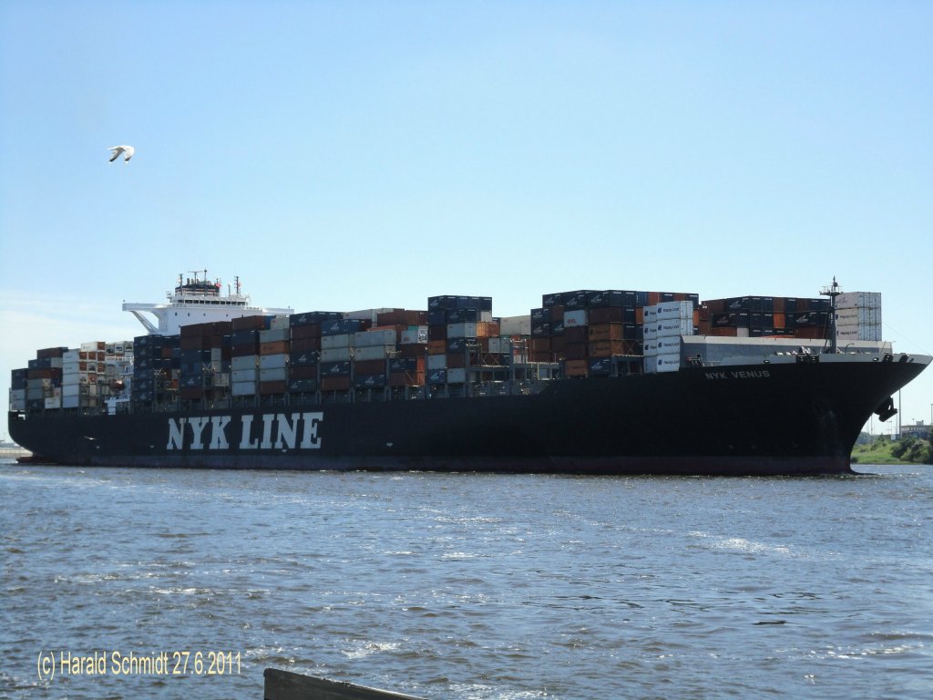 NYK VENUS  (IMO 9312793) am 27.6.2011, Hamburg auslaufend, Hhe velgnne
Container / BRZ 97.825/ La 338,17m, B 45,3m, Tg. 14,52m / 64.033 kW, 24,5 kn / TEU 9.012 / Heimathafen: Panama, Flagge: Panama / 2007 bei Hyundai, Ulsan, Sdkorea /
