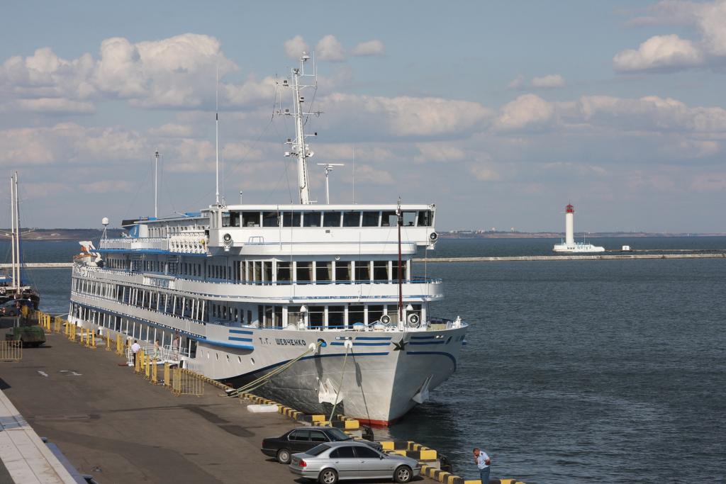 Odessa (Ukraine) Schwarzes Meer
Russisches Kreuzfahrtschiff  Schewschenko 
am Kai in Odessa vor dem im Hintergrund sichtbaren
Leuchtturm am 1.9.2009