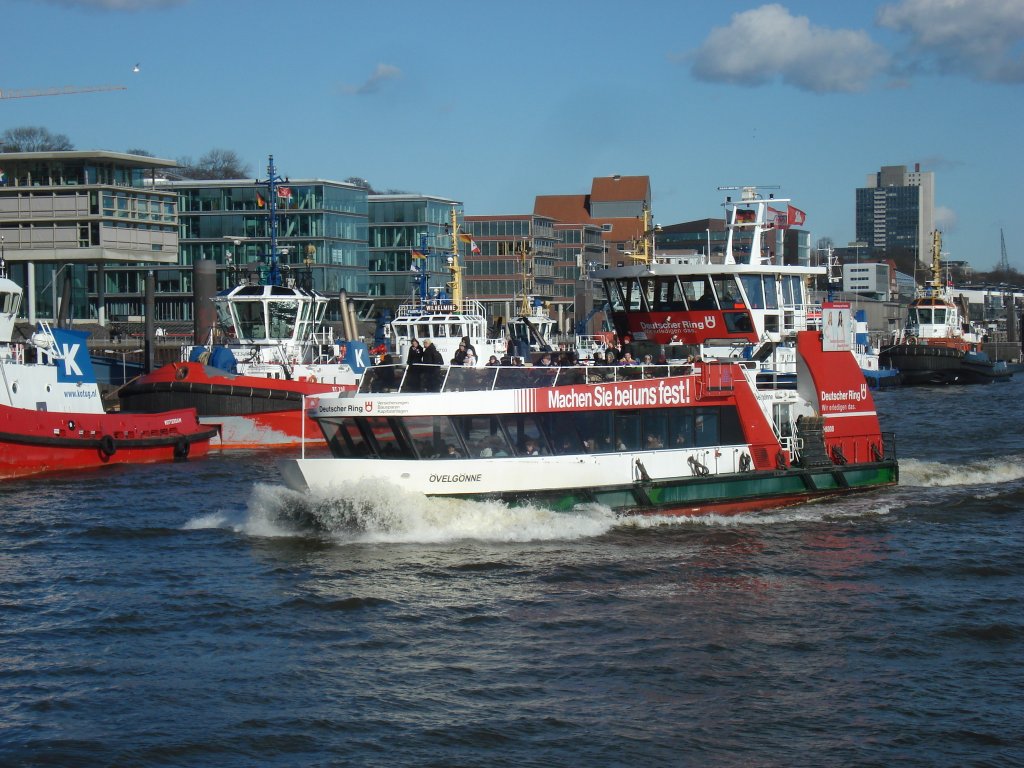 VELGNNE am 4.3.2010 auf Linie 62 elbabwrts vor dem Schlepperponton velgnne / HADAG-Fhrschiff Typ 2000 (Bgeleisen)