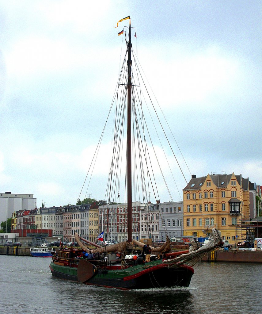 OLDTIMER DE ALBERTHA, MMSI 245923000, L.= 26m x B.= 5m, Ruf.: PCOK, kommt traveaufwrts mit jungen Leuten von einer Ostsee-Tour... Aufgenommen: 7.6.2012