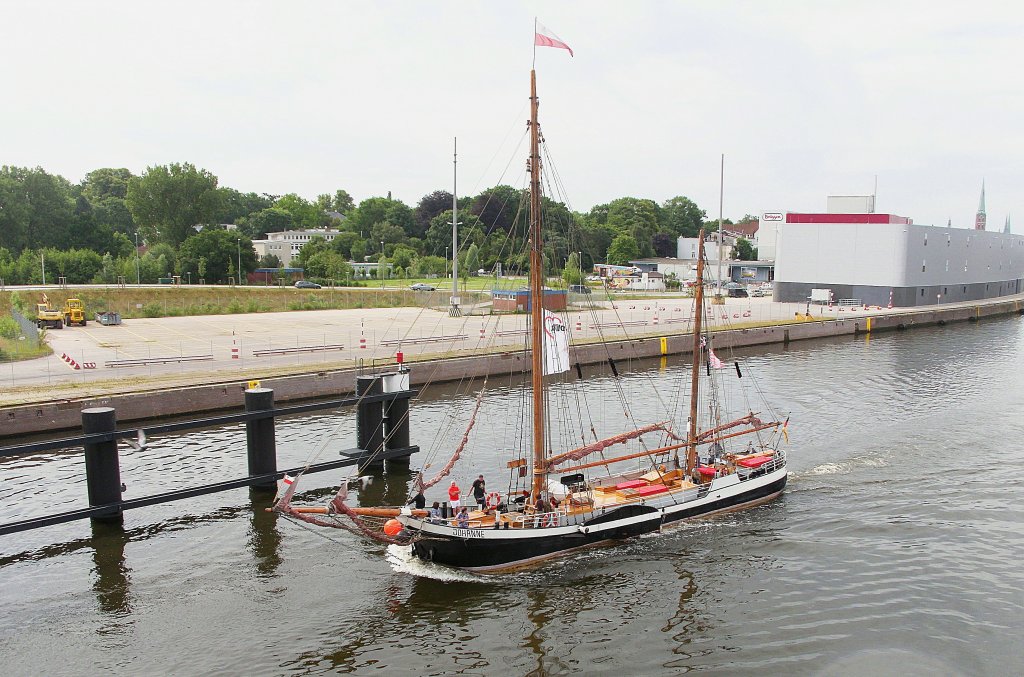 Oldtimer Johanne fhrt durch die Lbecker Eric Warburg-Brcke...
Aufgenommen: 7.7.2012