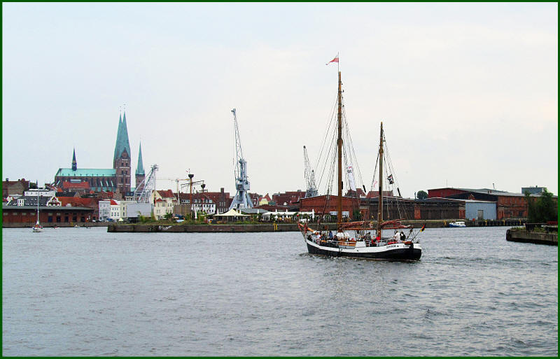 OLDTIMER JOHANNE in Revierfahrt durch den Lbecker Burgtorhafen...
Aufgenommen: 2.8.2012
