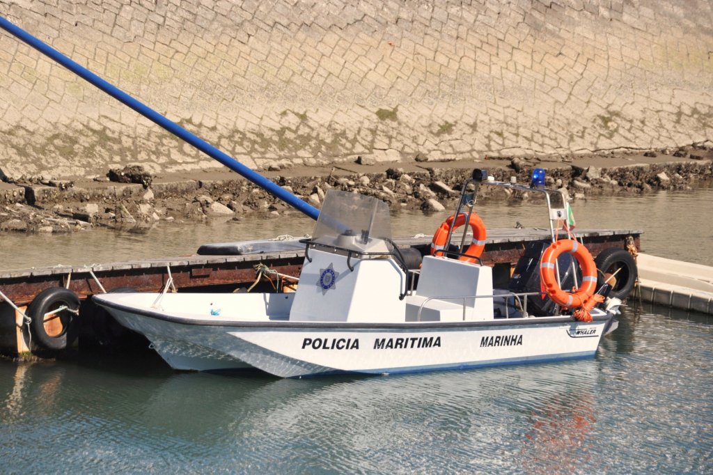 OLHÃO (Distrikt Faro), 22.02.2011, portugiesische Wasserschutzpolizei im Hafen von Olhão