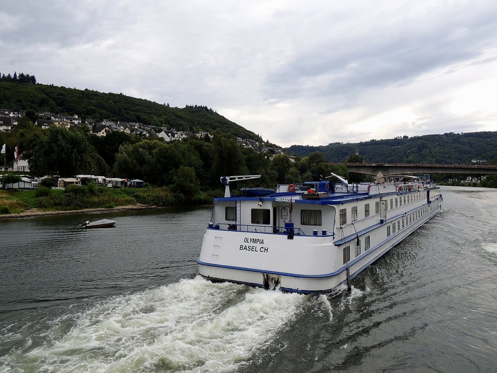 OLYMPIA(08046009; L=88; B=10,5m; 2x785PS; 96Pass; Bj.1984) kreuzt im Bereich Cochem auf der Mosel; 120828