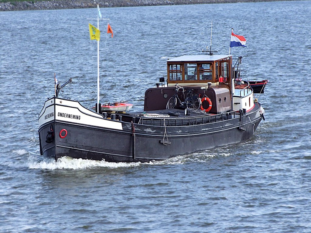 ONDERNEMING hat soeben die Ijsselmndung hinter sich gelassen;100905