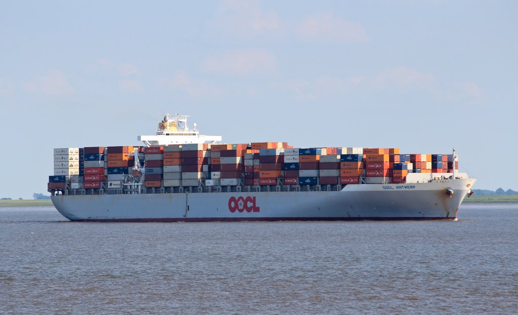 OOCL ANTWERP am 1. August 2013 bei Brunsbttel.