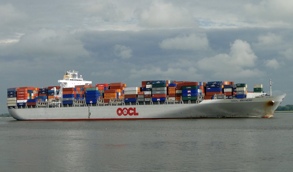  OOCL Antwerp  Kurs Hamburg 13.08.2010

overall length (m): 278,90 
overall beam (m): 40,00 
maximum draught (m): 14,00 
maximum TEU capacity: 5888 
container capacity at 14t (TEU): 3944 
reefer containers (TEU): 500 
deadweight (ton): 69.000 
