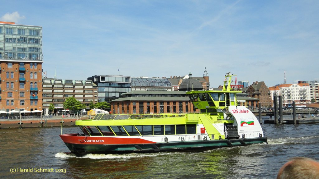 OORTKATEN (1) (ENI 048 07610) am 5.8.2013 mit neuer Werbung: 125 Jahre HADAG,, Hamburg, Elbe Hhe Altona Fischmarkt

Einmann-Fhrschiff Typ 2000 / HADAG / La 29,85 m, B 8,13 m, Tg 1,7 m / 2 Diesel, 900 PS,  2 Ruder-Propeller, 12 kn, 1 Querstrahlruder  / 250 Pass. / 2009 bei SSB, Oortkaten, Hamburg / 2011 Wulstbug angebaut /
