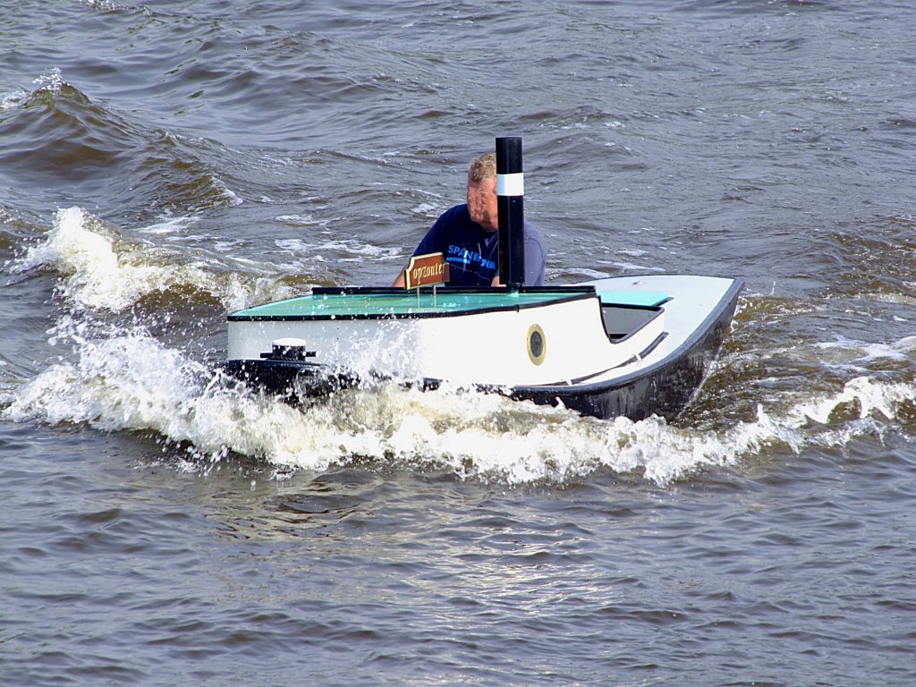 opzouter, kleines Einmann-Dampfboot dreht im Nieuwe-Meer bei Amsterdam eine Runde; 110903