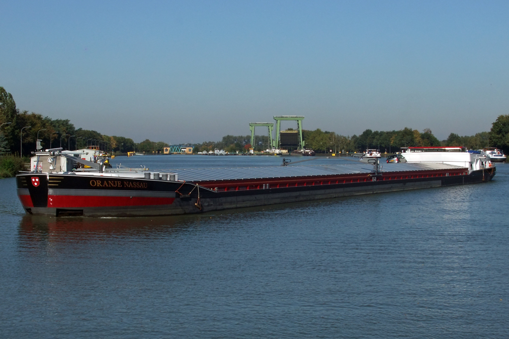  ORANJE NASSAU  kommend aus dem Wesel-Datteln-Kanal abiegend in den Dortmund-Ems-Kanal 9.10.2010